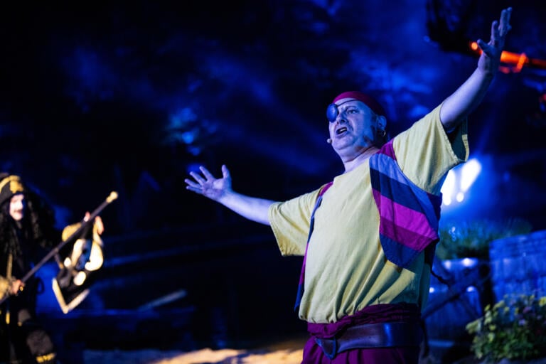 Pelle synger under kveldsforestillingen.