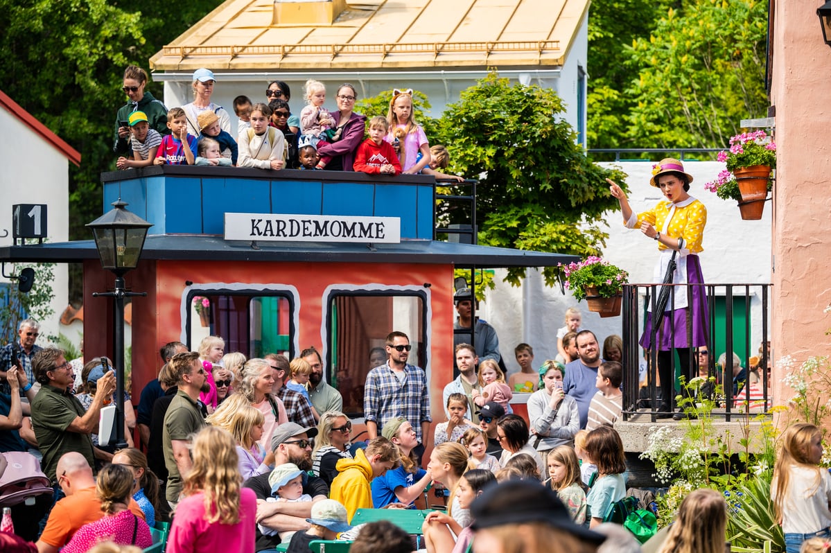 Kardemomme by fullt av gjester både i Trikken og rundt for å se på tante Sofie.