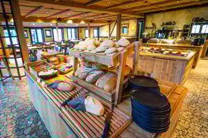 Frokostbuffé med brød og pålegg i Abra Havn