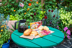 Frokost bestående av kaffekanne, boller, rundstykker, pålegg og drikke.
